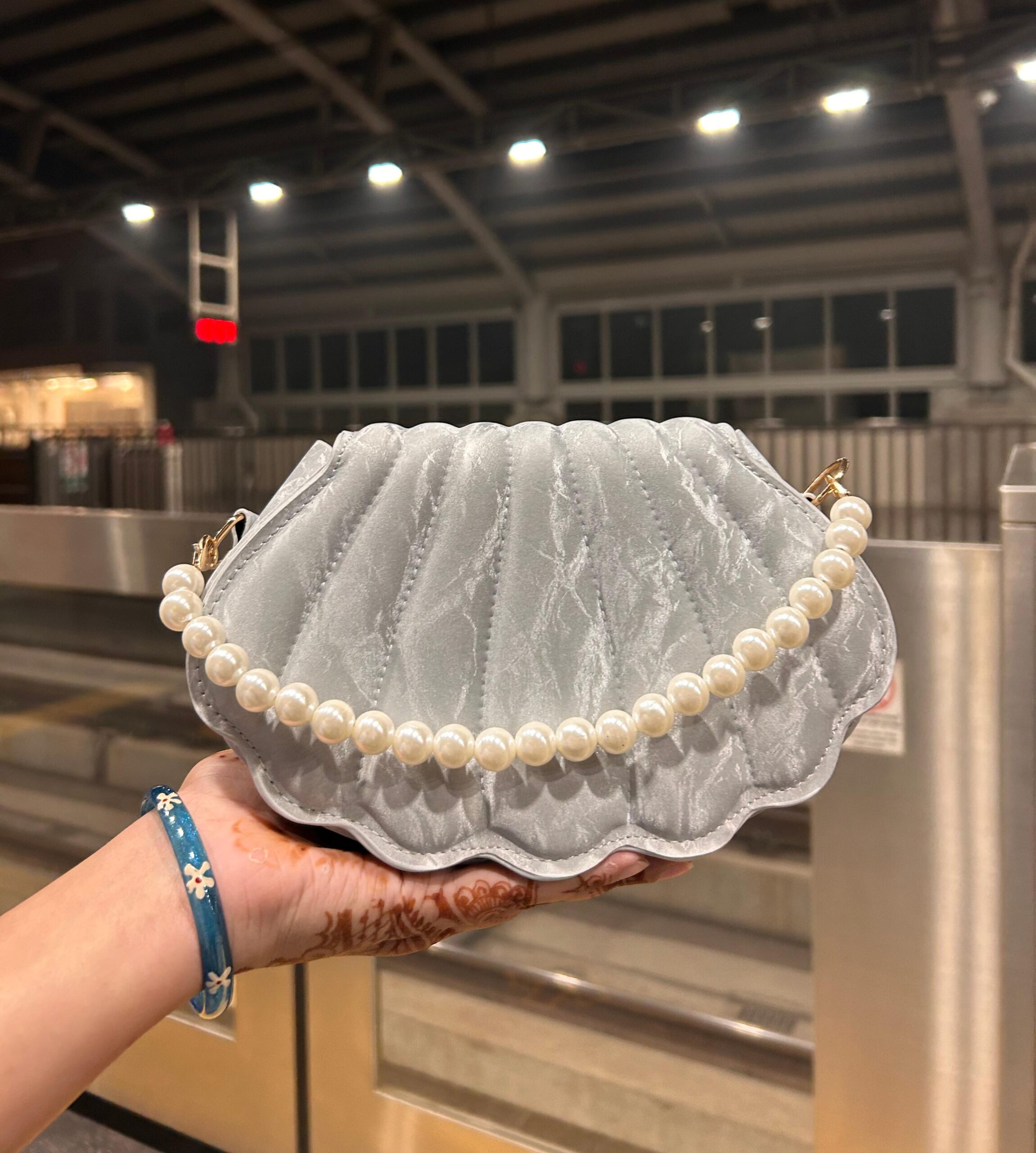 pearl-accent-shell-shaped-shoulder-bag