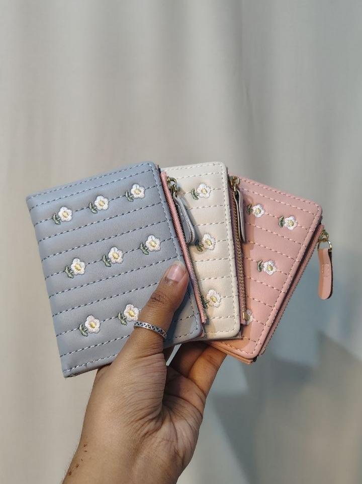 the-embroidered-daisy-wallet